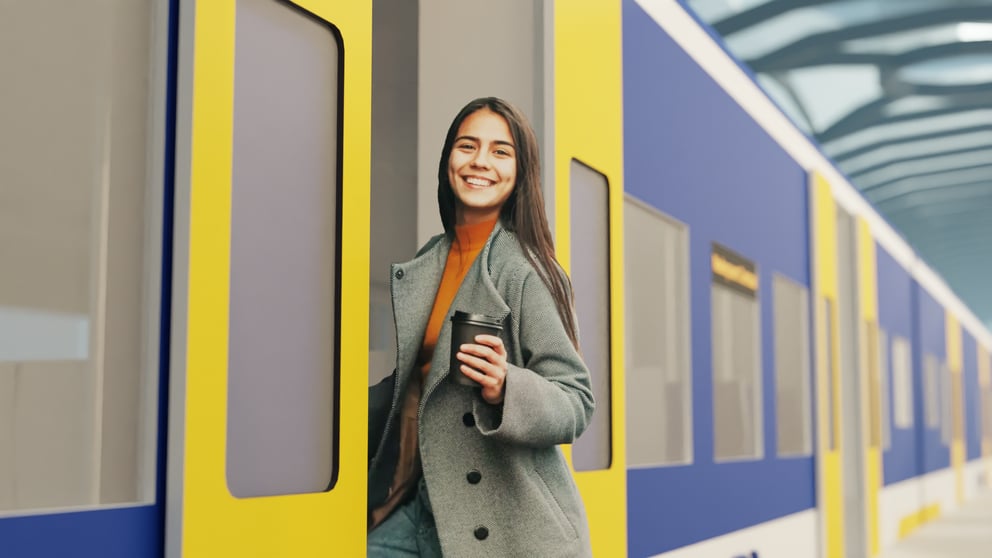https://143172777.fs1.hubspotusercontent-eu1.net/hubfs/143172777/RealPersonEnteringTrain_03.png